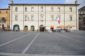 Piazza Umberto I, Farnese