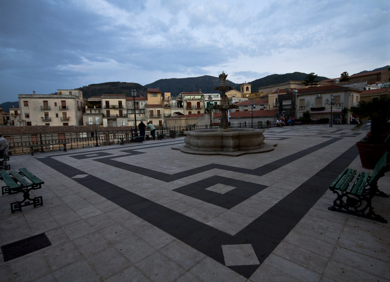 ''P.zza V.Emanuele III'' - Castroreale