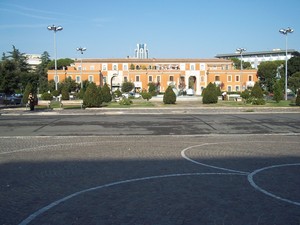 Piazza dalle lunghe ombre