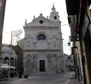 Segni di festa in Piazza De Sanctis