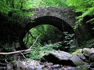 Il ponte Romanico sul torrente Pistiano
