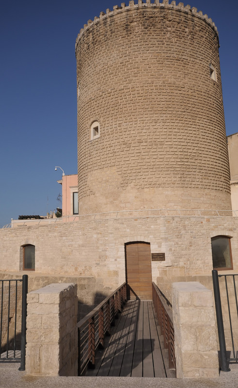 ''il ponte della Torre Angioina in Piazza Cavour'' - Bitonto