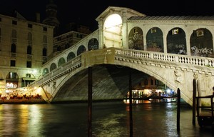 ponte di rialto di sera