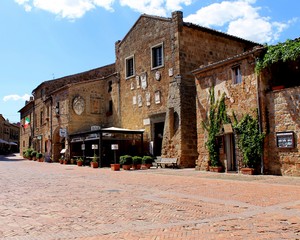 Piazza del Pretorio a Sovana