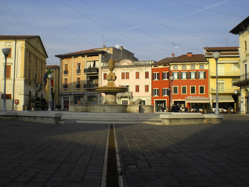 ''Posti liberi al  centro fontana'' - Bussolengo