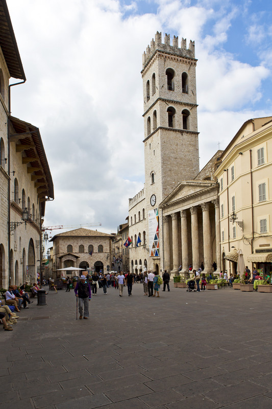 ''Gente in piazza ad Assisi'' - Assisi