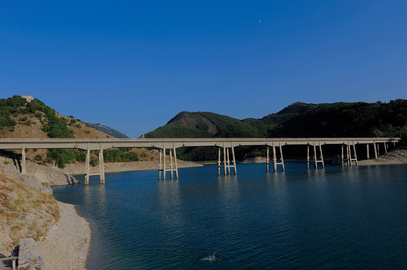 ''Un tuffo dove l’acqua è più blu….niente di più….'' - Castel di Tora