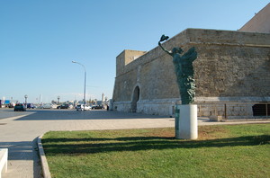 Bari,largo Imperatore Augusto, monumento alla “Donna d’Acqua”