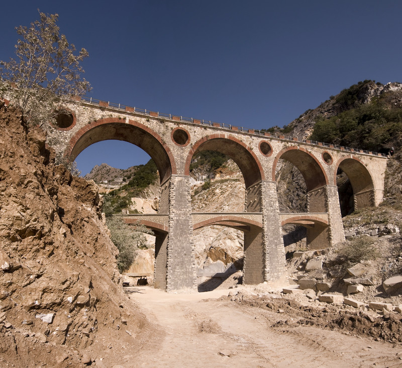 ''Un ponte tra le cave'' - Carrara