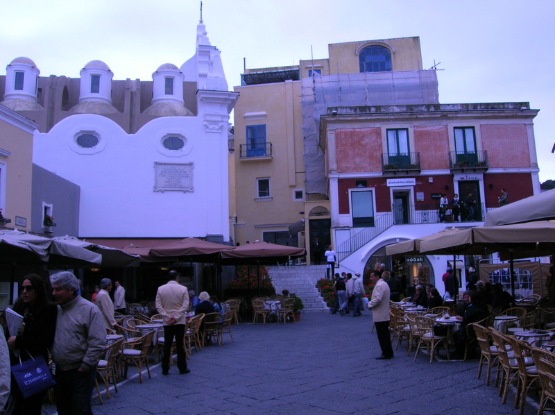 ''“La piazzetta”: in attesa degli ospiti'' - Capri