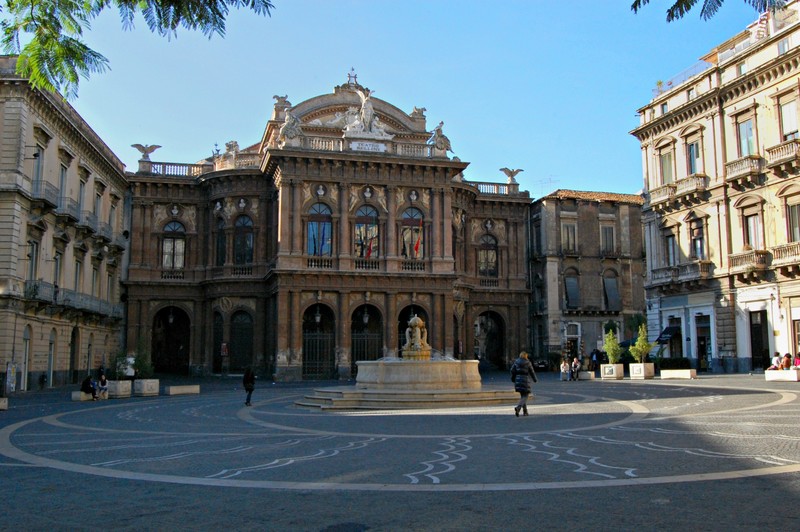 ''Ammirando il prospetto del teatro.'' - Catania