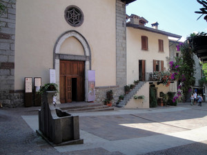 La piazza e la chiesa dedicata a Santa Maria Annunciata