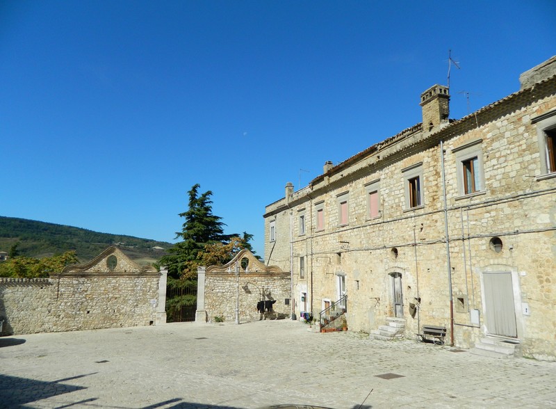 ''Largo San Michele con l’entrata alla Chiesa e alla Grotta del Santo'' - Orsara di Puglia