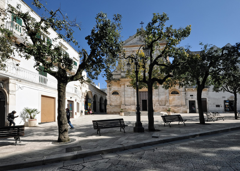 ''riposo all’ombra in Piazza Dante'' - Locorotondo