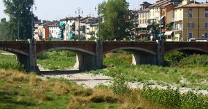 Uno dei ponti sul torrente Parma