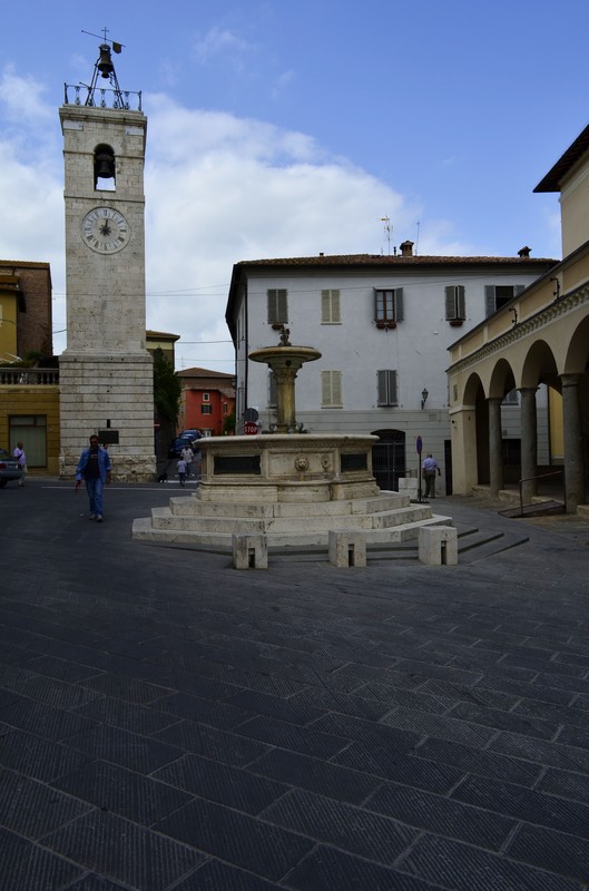 ''lato b della piazza'' - Chiusi