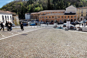 Una piazza in discesa