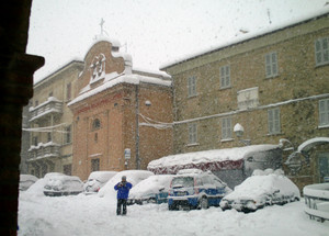 Piazza Battelli sotto la neve
