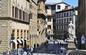 Piazza Santa Trinita vista dal ponte