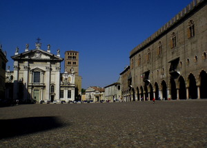 i  soliti jeans e una maglietta rossa.