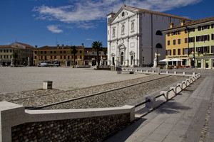 da ogni lato bella la piazza appare