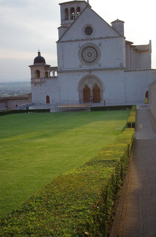 ''… c’è un grande prato verde dove nascono speranze …che si chiamano ragazzi…'' - Assisi
