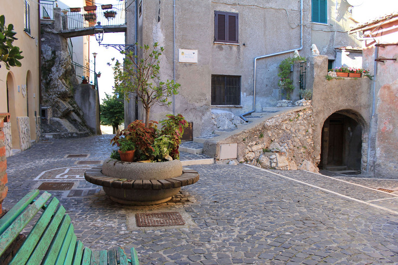 ''Questa piazza è veramente bella, da osservare nei particolari!'' - Saracinesco