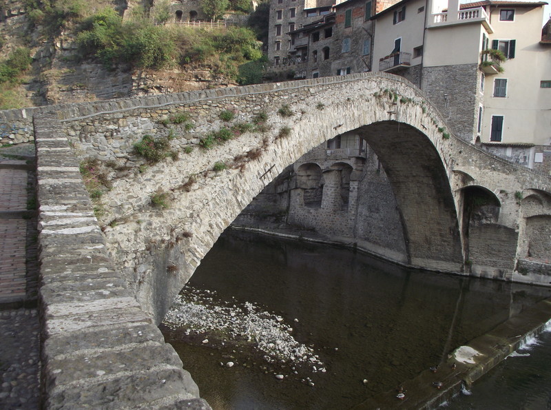 ''NON  E’  IL  LATO  “B”  MA  HA   PROPRIO  UN  BEL   PROFILO'' - Dolceacqua