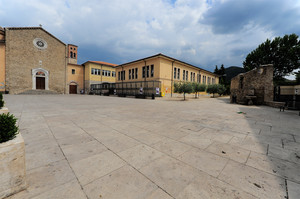 Piazza con liceo