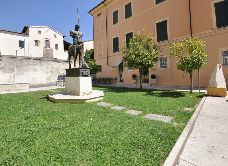 ''non piacciono le piazze con il “verde”'' - Pietrasanta