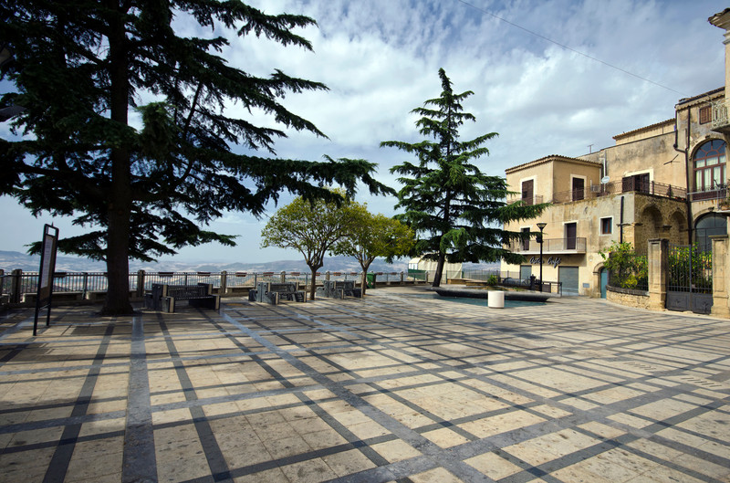 ''Quannu i nuvuli vannu a mari, pigghia la truscia e vai a lavari'' - Assoro