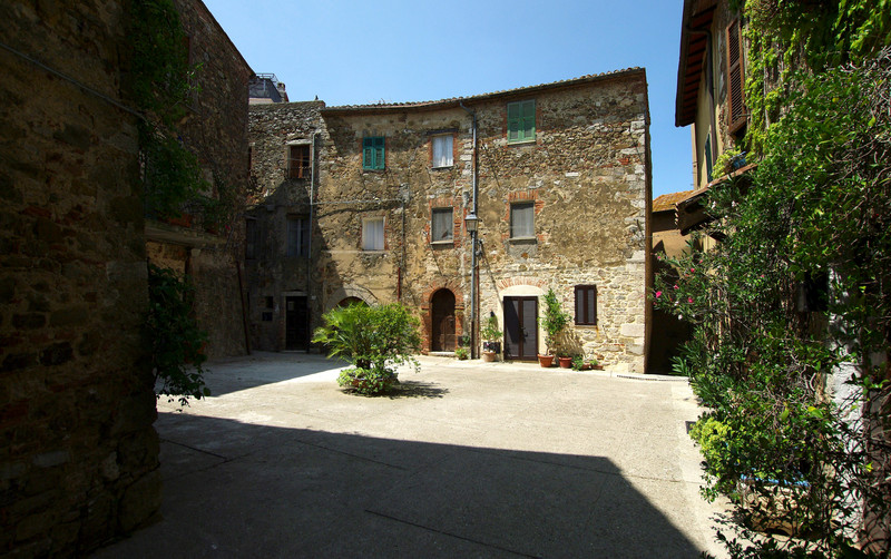 ''L’altro lato della piazza'' - Manciano