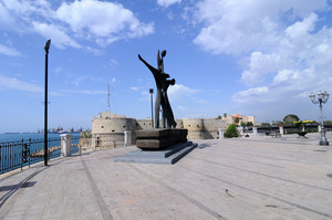 Scultura in Piazza Carbonelli