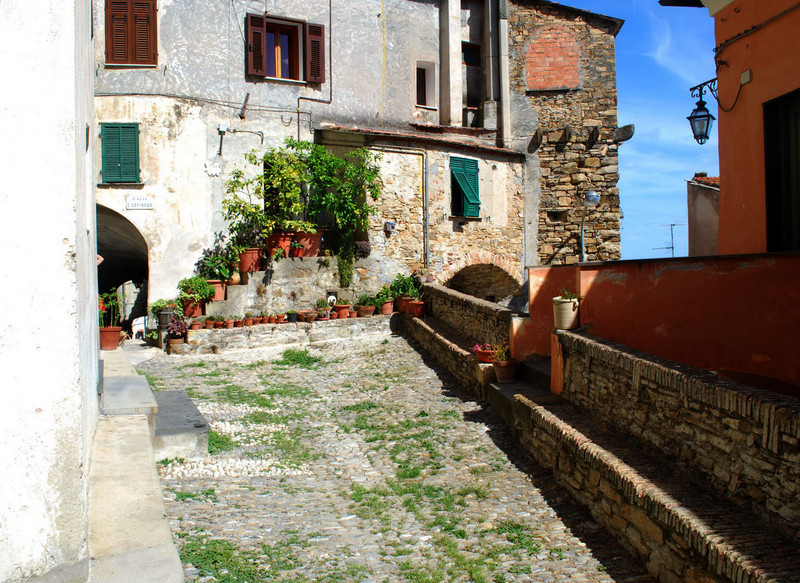 ''piccola geometrica piazza'' - Imperia