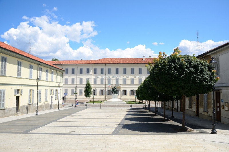 ''Piazza della Chiesa che guarda su Piazza Alessandro Volta'' - Turate