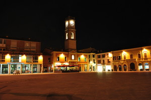Notturno in Piazza Garibaldi con Torre civica.