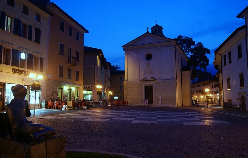 ''Piccola città, vetrate viola, primi giorni della scuola'' - Borgo Valsugana