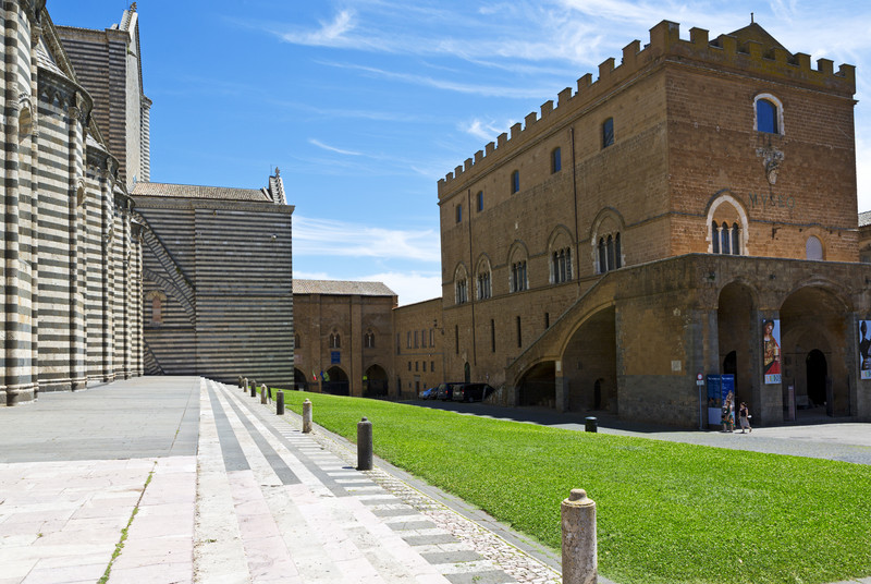 ''La piazza, la chiesa, il verde ed il museo'' - Orvieto