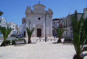 Piazza Trinità con l’omonima chiesa