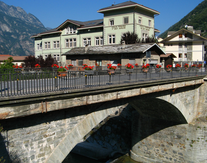 ''Fiori rossi sul ponte'' - Pont-Saint-Martin