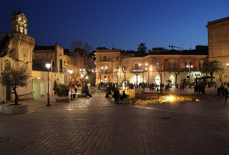 ''La sera avanza in Piazza Vittorio Veneto'' - Matera
