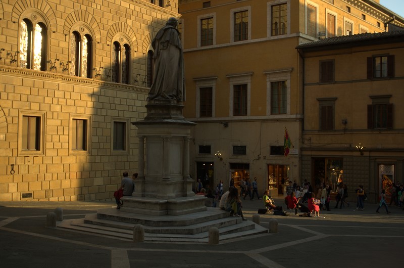''il monumento sopra … gli spettatori sotto … ed io testimone della piazza!'' - Siena