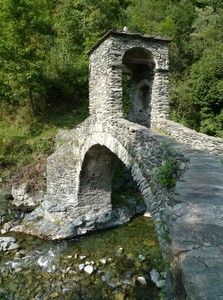 Il ponte di pietra a Forno, dall’altro lato…