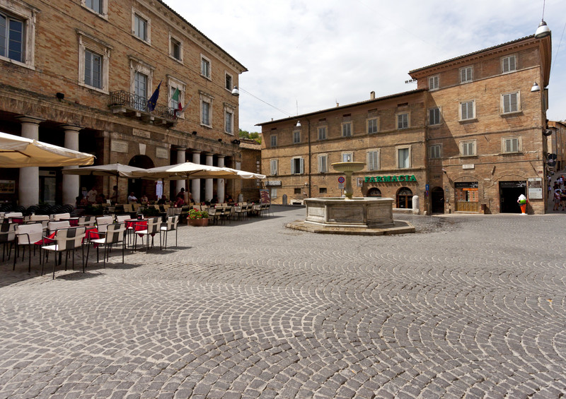 ''La piazza con la fontana'' - Urbino