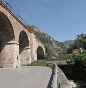 Terni: ponte ferroviario a Rocca San Zenone con le tre torri sullo sfondo