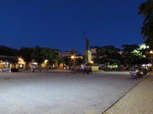La piazza e il Monumento ai Caduti