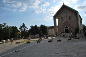 Piazza antistante alla chiesa di San Francesco d’Assisi