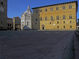 Le lunghe ombre del mattino in piazza Duomo