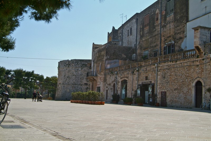 ''Tra Mura ed Alberi di Pino!'' - Conversano
