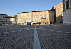 linea centrale in Piazza Duca Federico